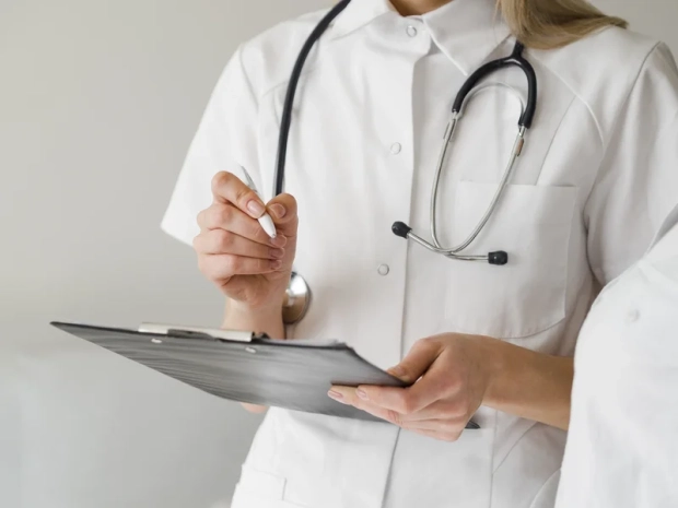 фото врача проводящего ЭКГ